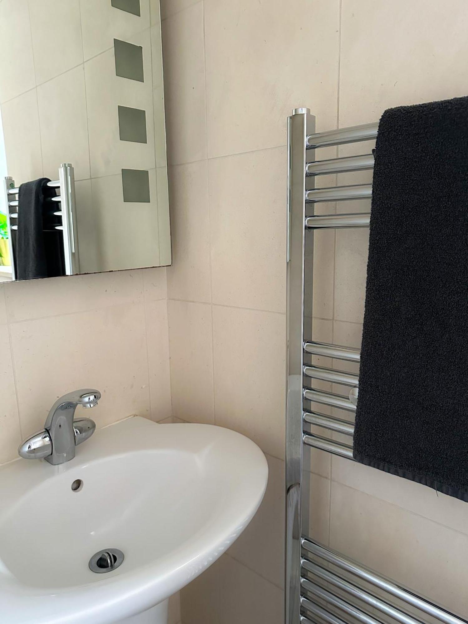 Modern Four Bedroom Semi-detached House With Off Street Parking 8 Min Drive To Wembley Stadium, 5 Miles To Central Сasa de vacaciones *