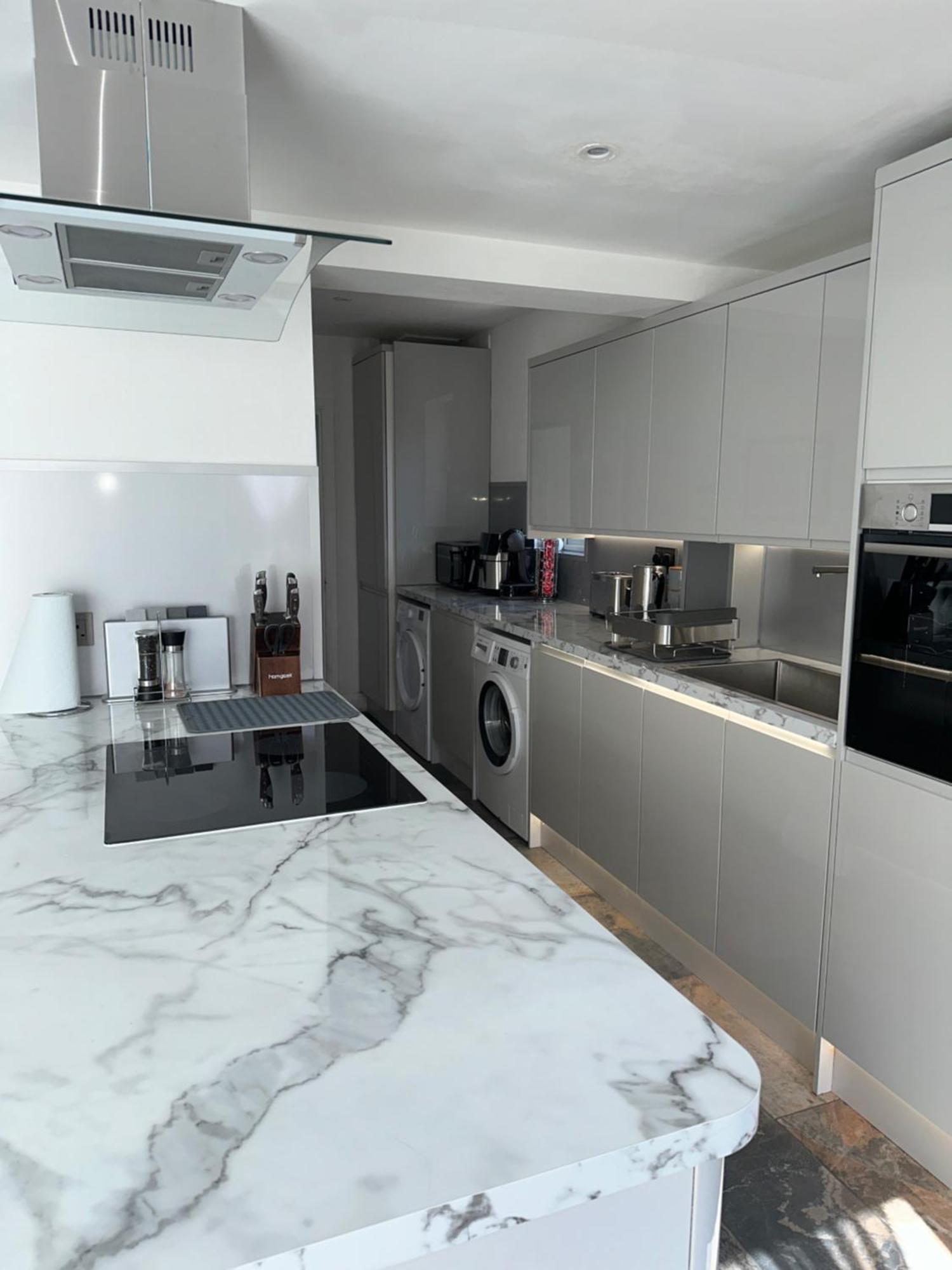 Hébergement de vacances Modern Four Bedroom Semi-detached House With Off Street Parking 8 Min Drive To Wembley Stadium, 5 Miles To Londres